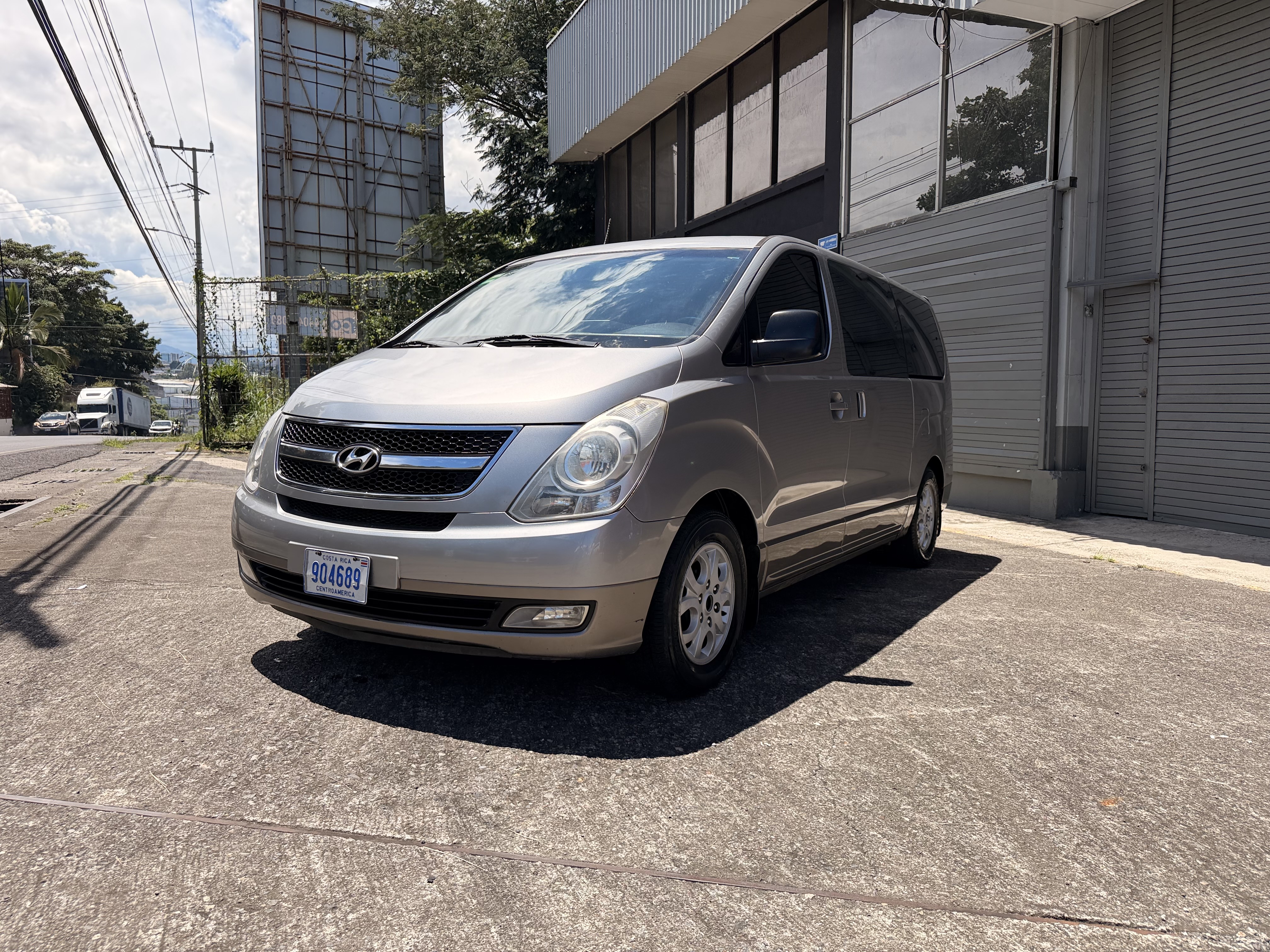 HYUNDAI H1 2012